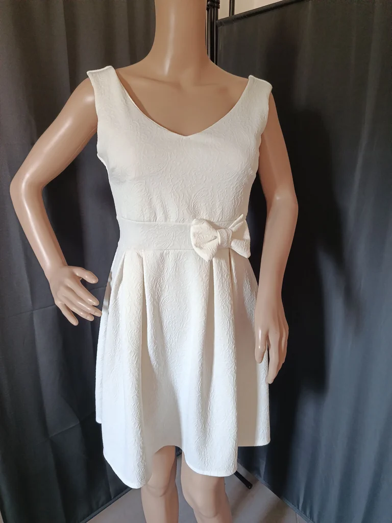 Robe écrue . Taille 38.